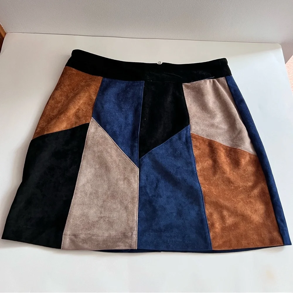 Venus new without tags  patch faux suede skirt. Size M with zipper back - Picture 7 of 10